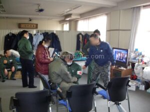 松島基地、仮説医務室での診療の一コマ