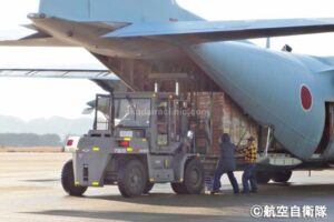 支援物資を下す航空自衛隊機
